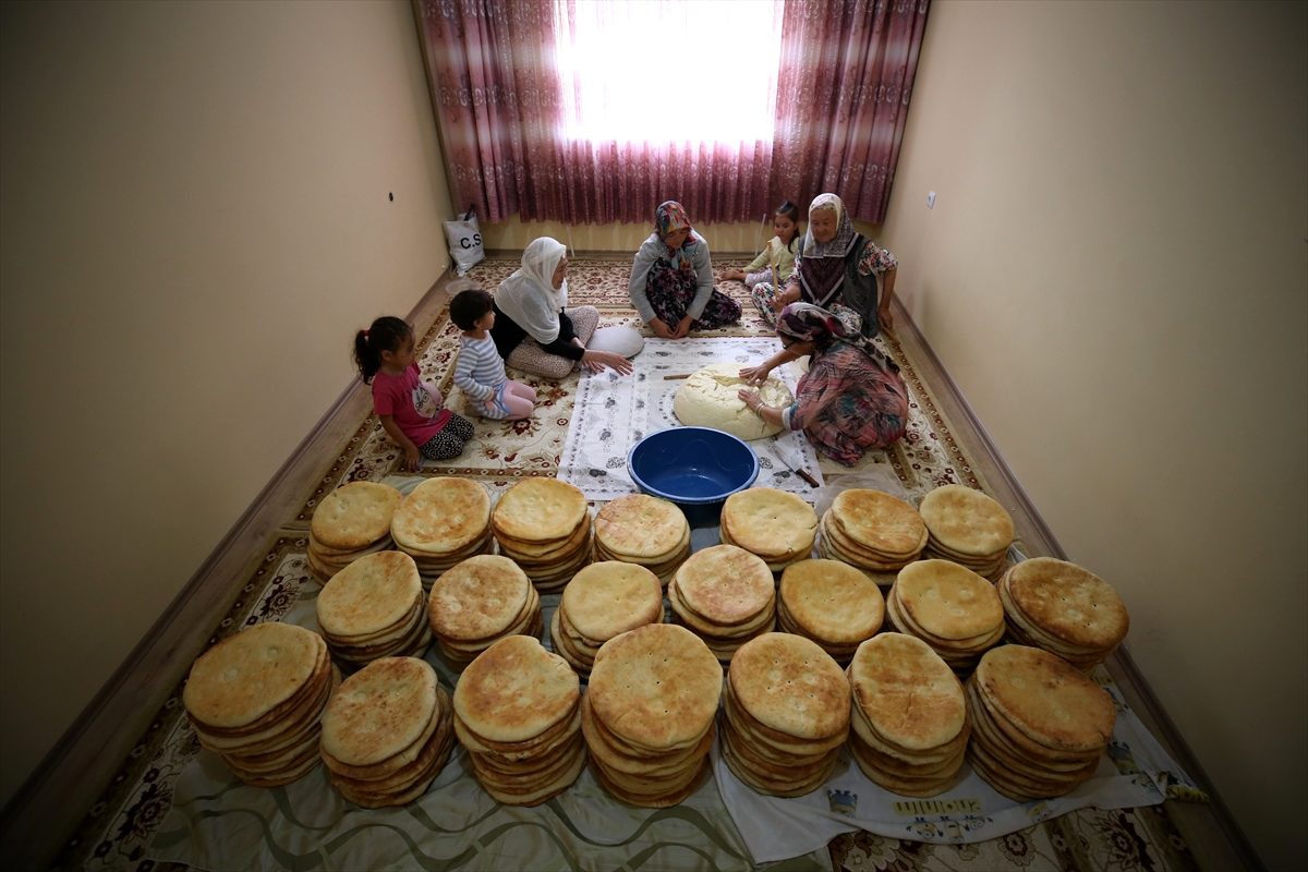 "Asker veremiyoruz" diye Mehmetçik\'e ekmek yaptılar