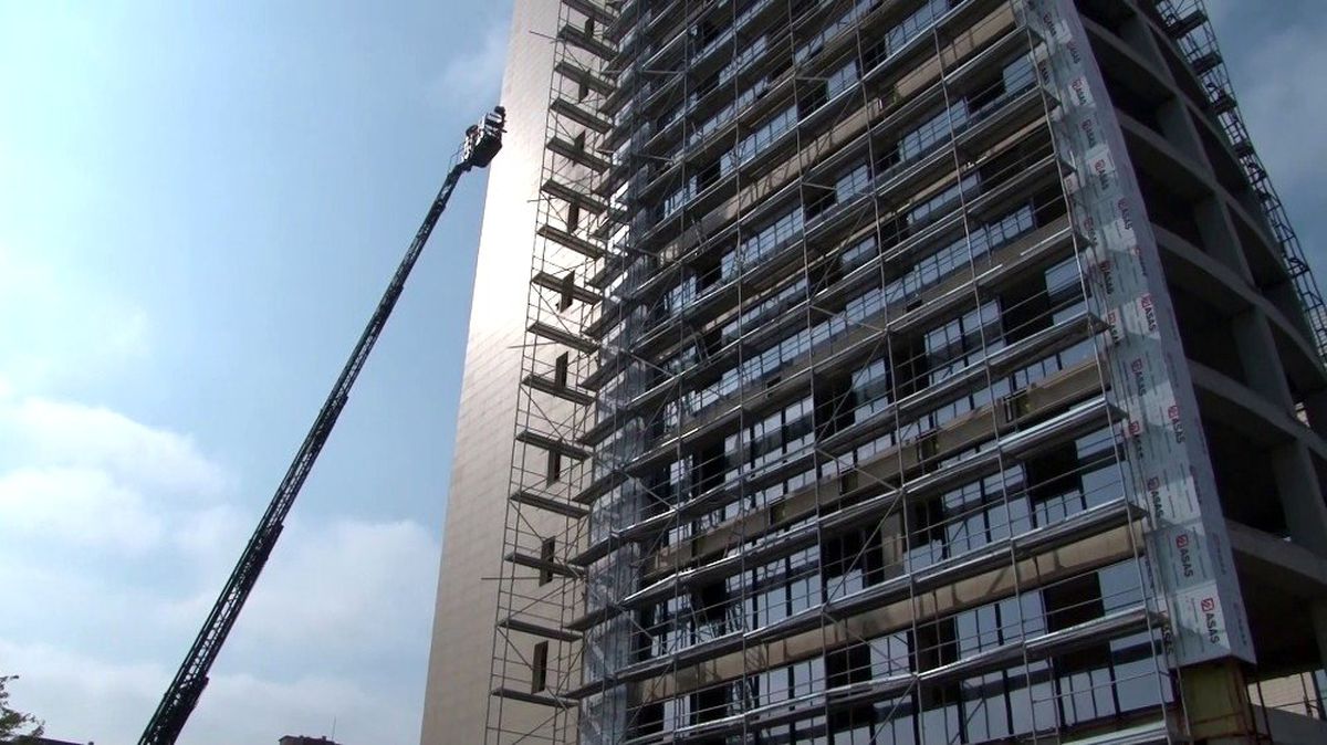 Ataşehir\'de 21 katlı inşaatta yangın paniği