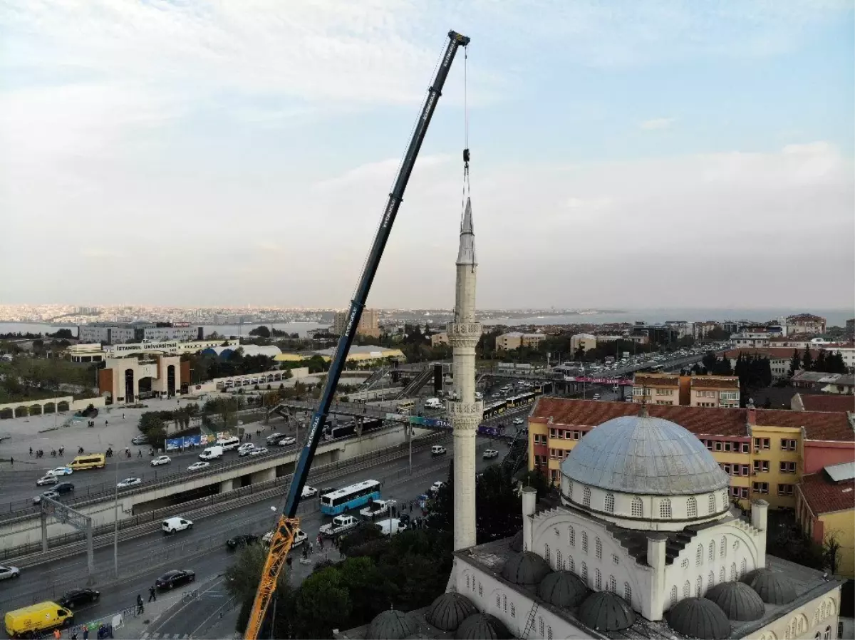 Avcılar\'da depremde zarar gören caminin ikinci minaresinin sökümü başladı