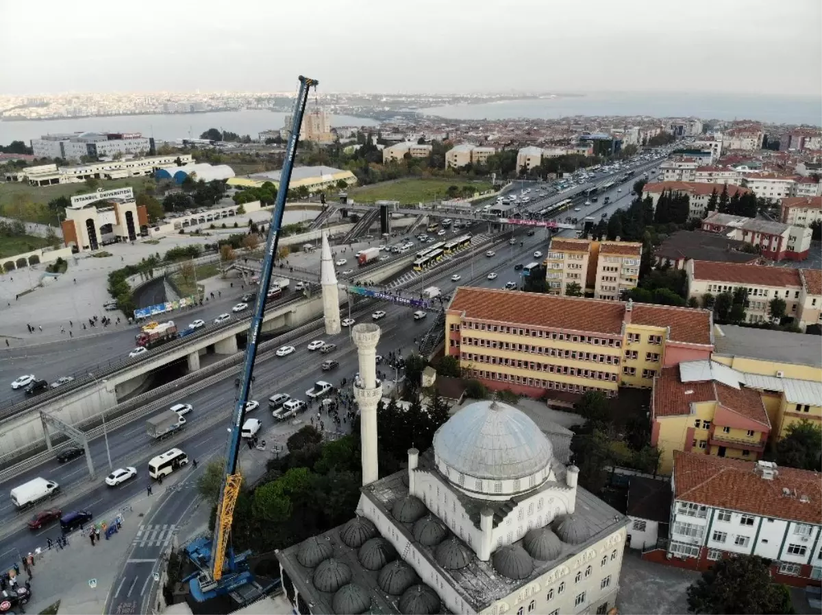 Avcılar\'da depremde zarar gören caminin ikinci minaresinin sökümü başladı