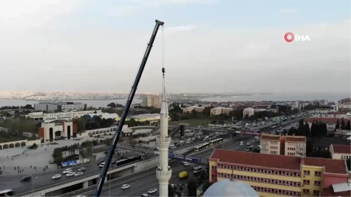 Avcılar\'da depremde zarar gören caminin ikinci minaresinin sökümü havadan görüntülendi