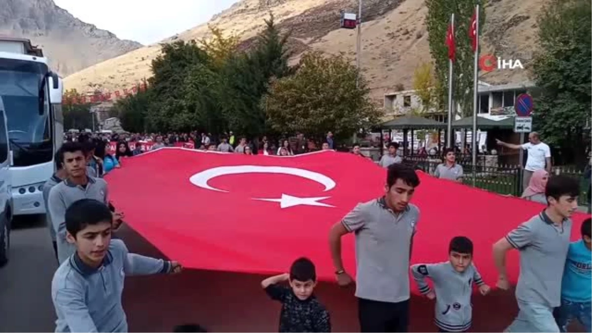 Bahçesaray\'da sporculardan Mehmetçiğe asker selamı