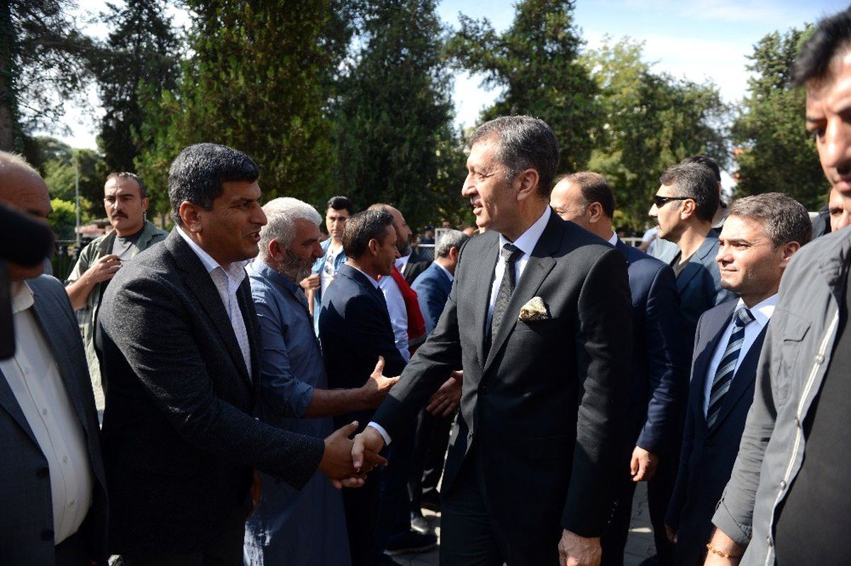 Bakan Selçuk eğitime ara verilen Suriye sınırında açıklama yaptı