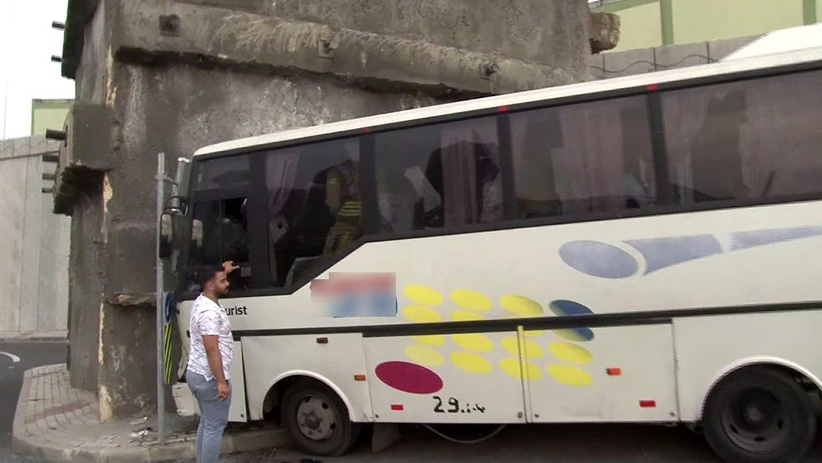 Başakşehir\'de feci kaza! Servis trafoya çarptı
