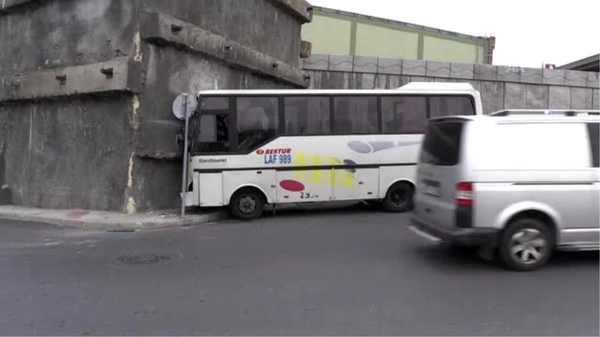 Başakşehir\'de servis minibüsü duvara çarptı