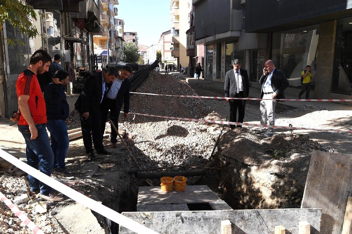 Başkan Asya: "Yeraltı hatlarının aynı anda kazılıp döşenmesi teknik olarak mümkün değildi"