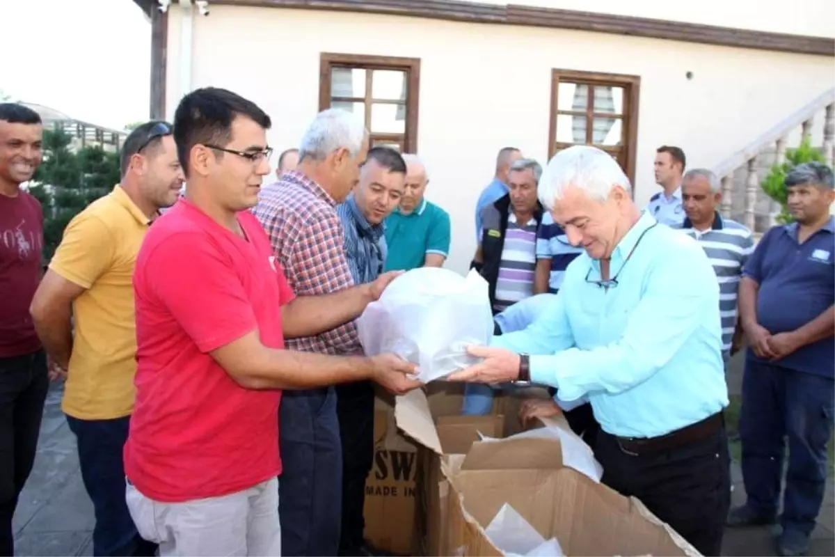 Başkan Geyikçi, belediye personeline kask dağıttı