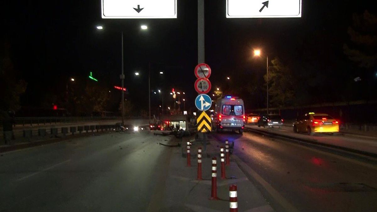 Başkent\'te otomobil yön levhasına çarptı: 2 ağır yaralı