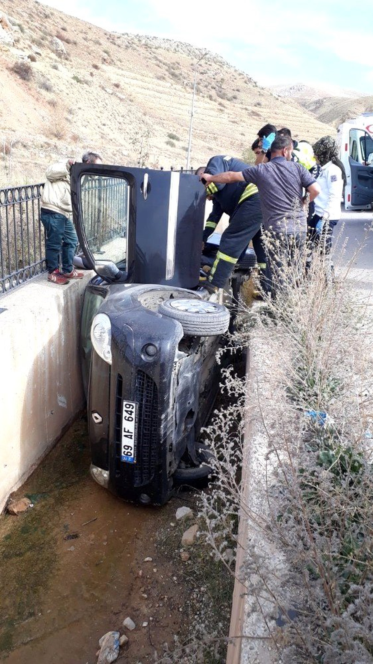 Bayburt\'ta araç su kanalına uçtu: 1 yaralı