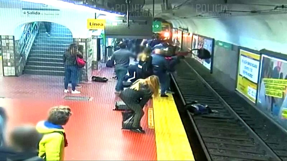 Bayılan bir kişinin metro raylarına ittiği kadın ezilmekten son anda kurtuldu