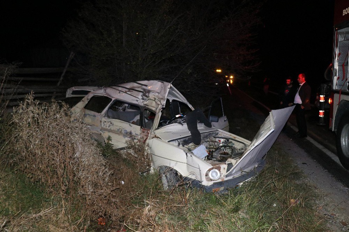 Bolu\'da kamyonla çarpışan otomobildeki 3 kişi hayatını kaybetti