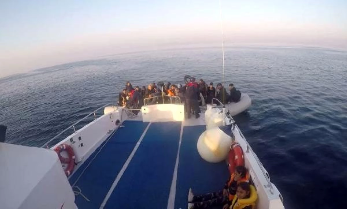 Çeşme\'de iki lastik botta 86 kaçak göçmen yakalandı