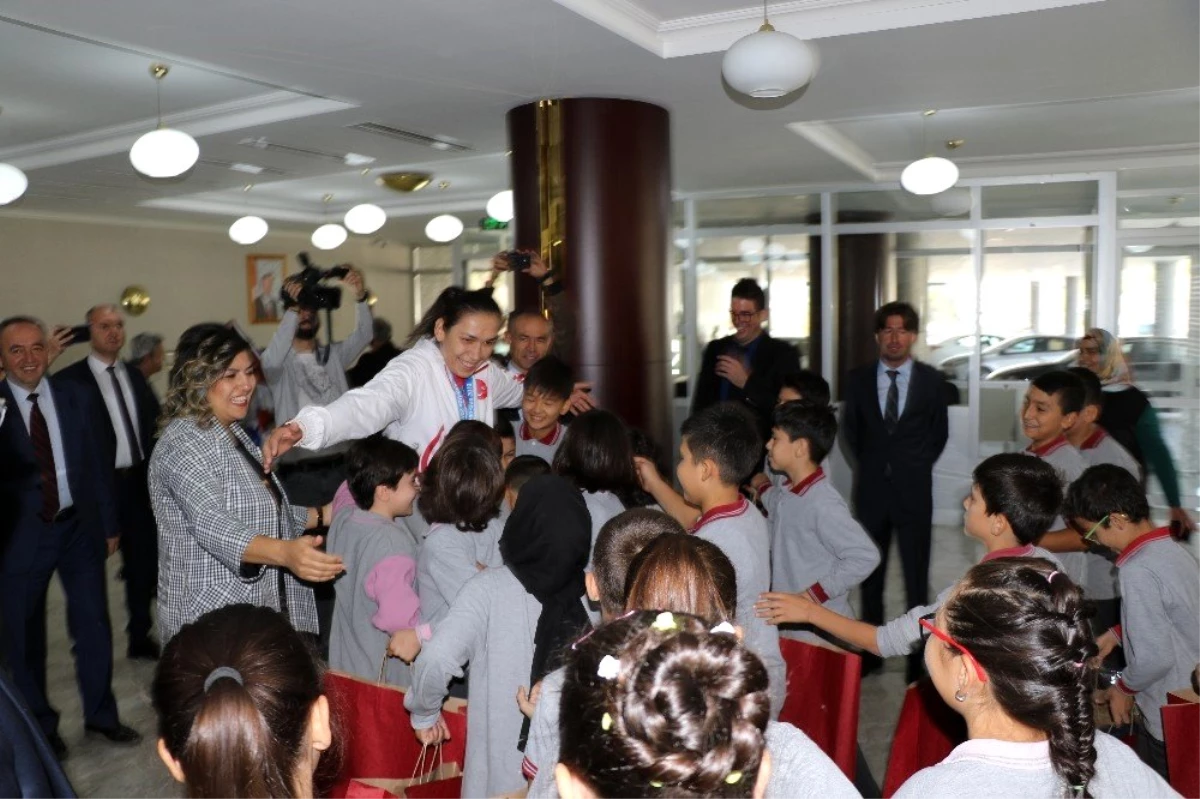 Çocuklardan milli boksör Elif Güneri\'ye tebrik sarılması