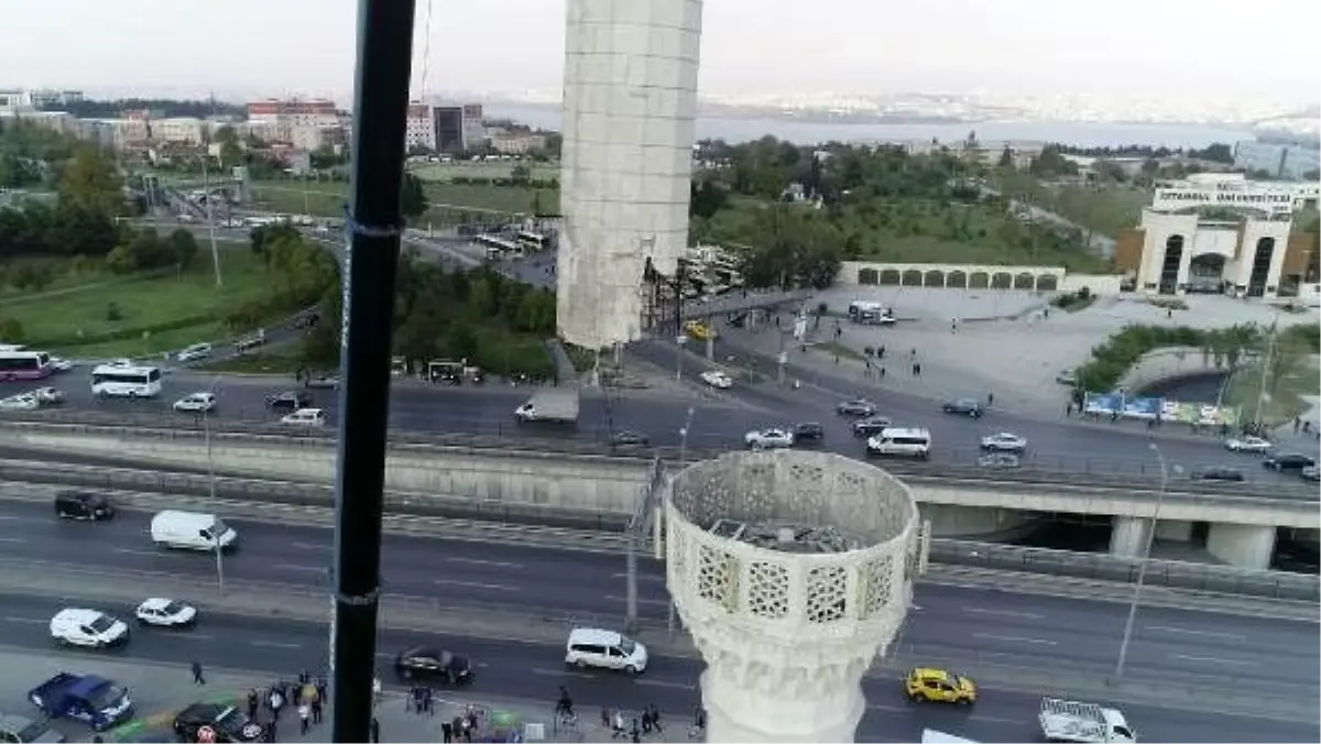 Depremde caminin minaresi yıkılmıştı; diğer minarenin sökümü yapılıyor