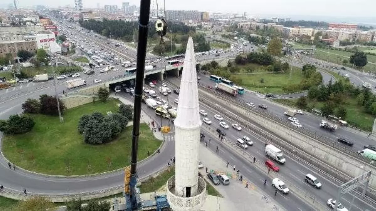 Depremde minaresinin bir kısmı yıkılan caminin diğer minaresi de sökülüyor