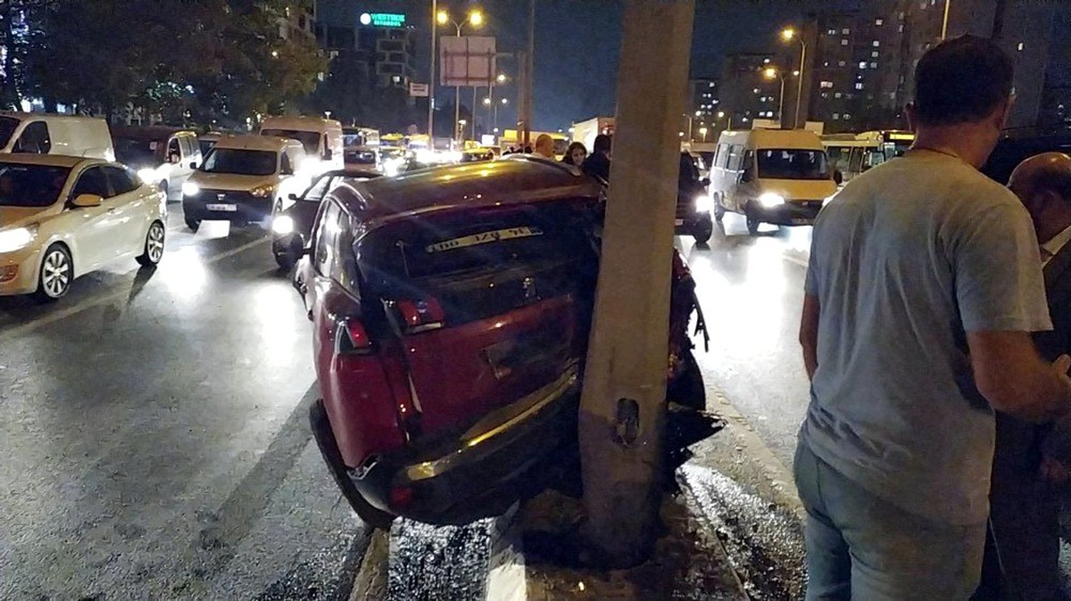 E-5\'te iki otomobil çarpıştı, trafik durma noktasına geldi