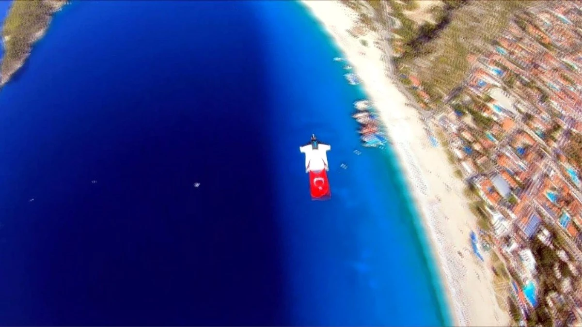 Fransız paraşütçüler, Türk bayrağını gökyüzünde dalgalandırdı