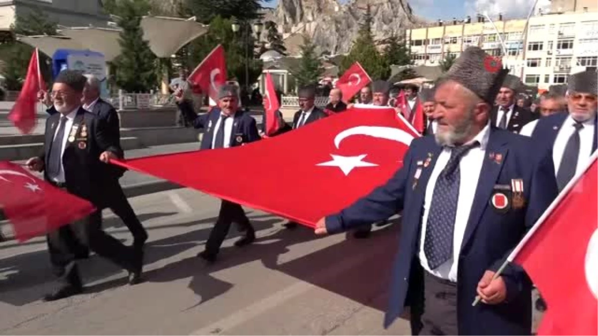 Gazilerden Mehmetçik\'e Türk bayraklı asker selamlı destek