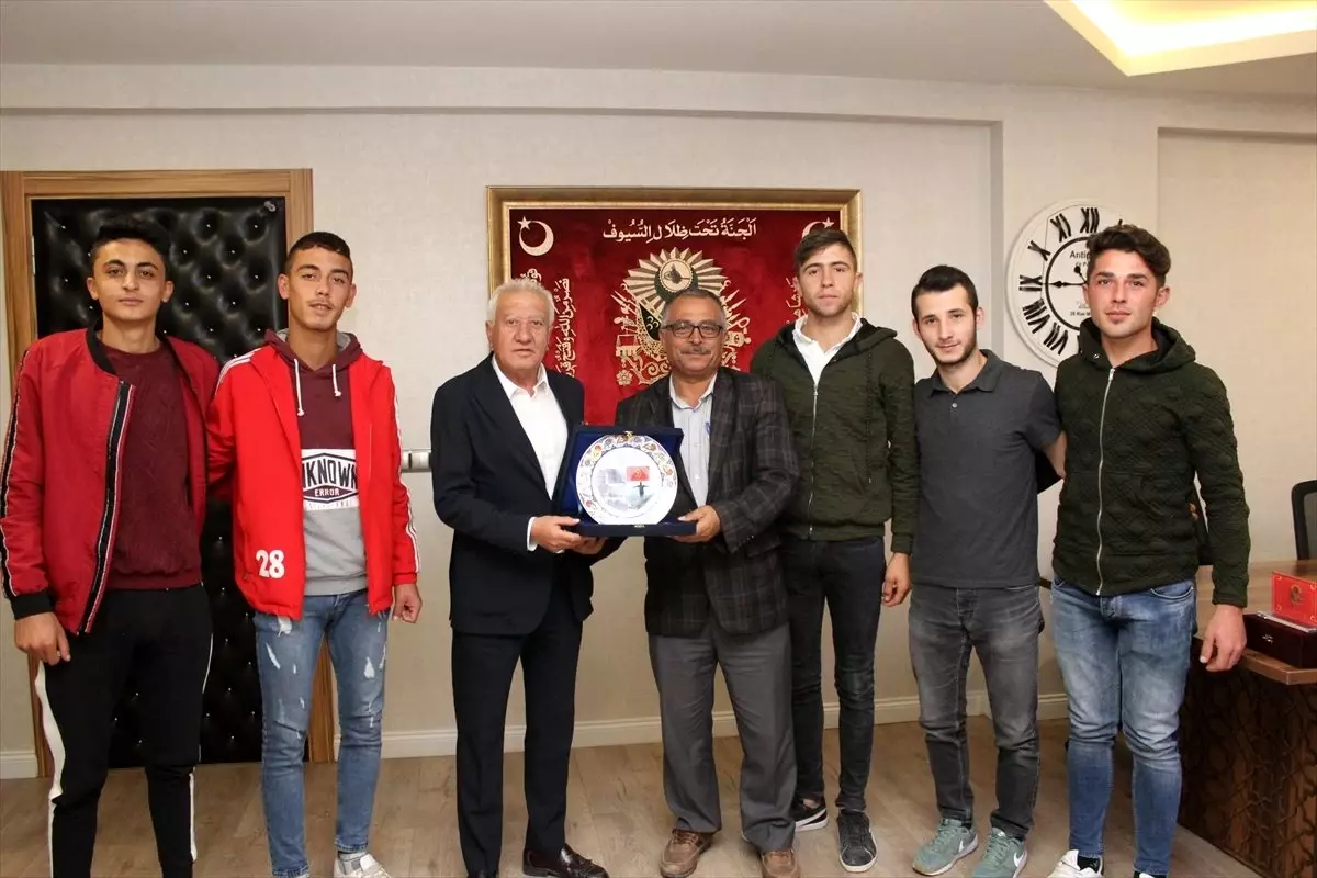 Gezlevi Sporlu voleybolcular Başkan Saygı\'yı ziyaret etti