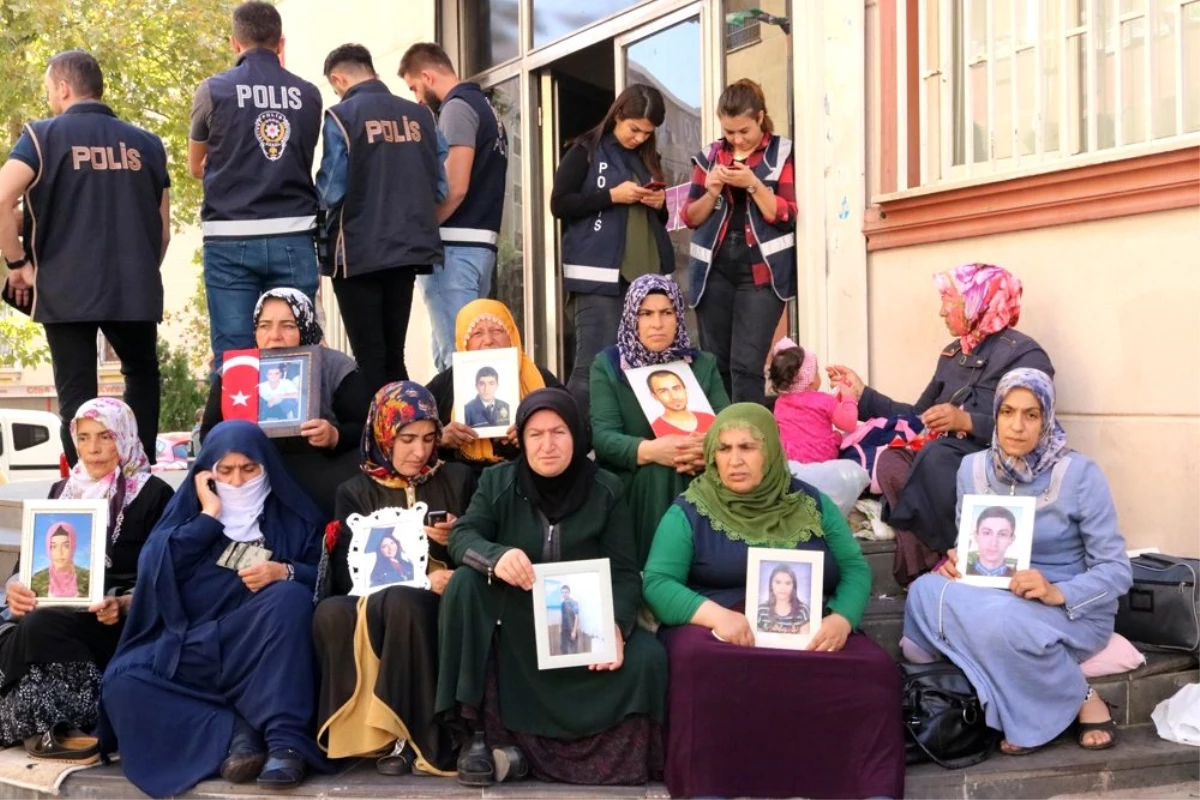 HDP önündeki ailelerin evlat nöbeti 45\'inci gününde
