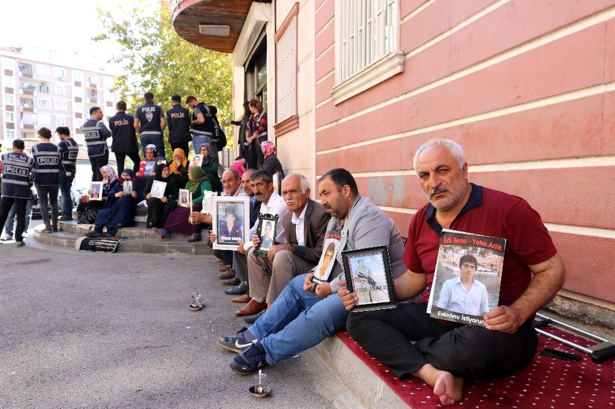 HDP önündeki ailelerin evlat nöbeti 45\'inci gününde