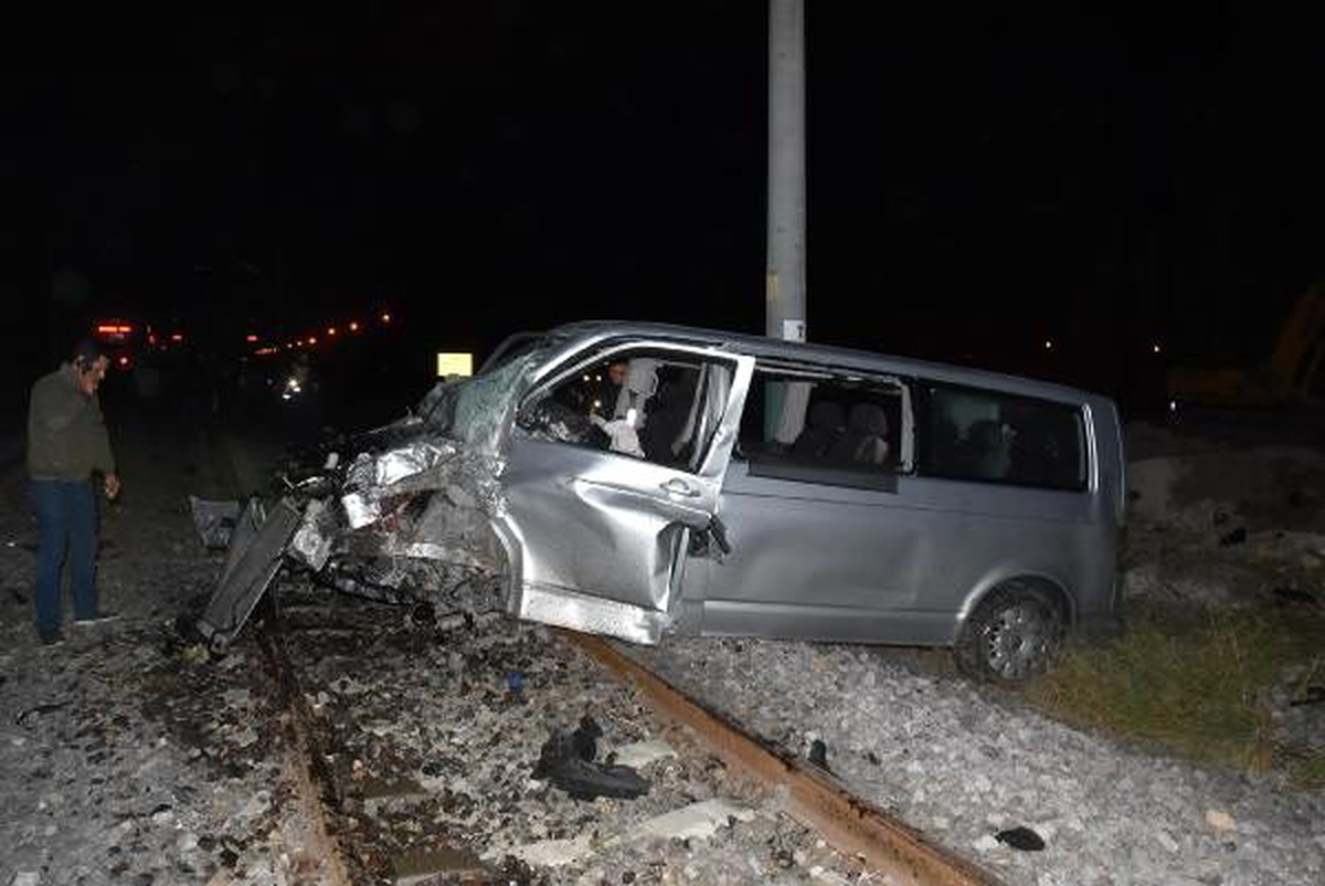 Hemzemin geçitte raybüs treni minibüse çarptı: 1 yaralı