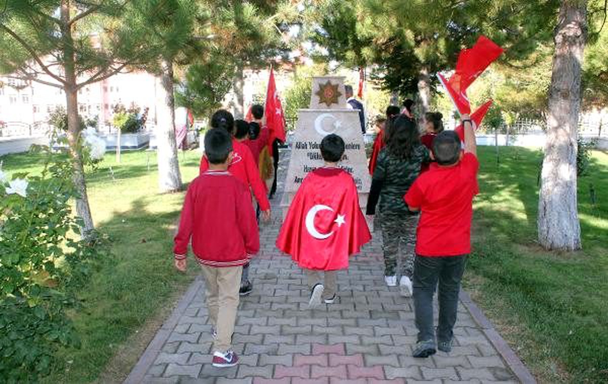 İlkokul öğrencilerinden şehitlik ziyareti