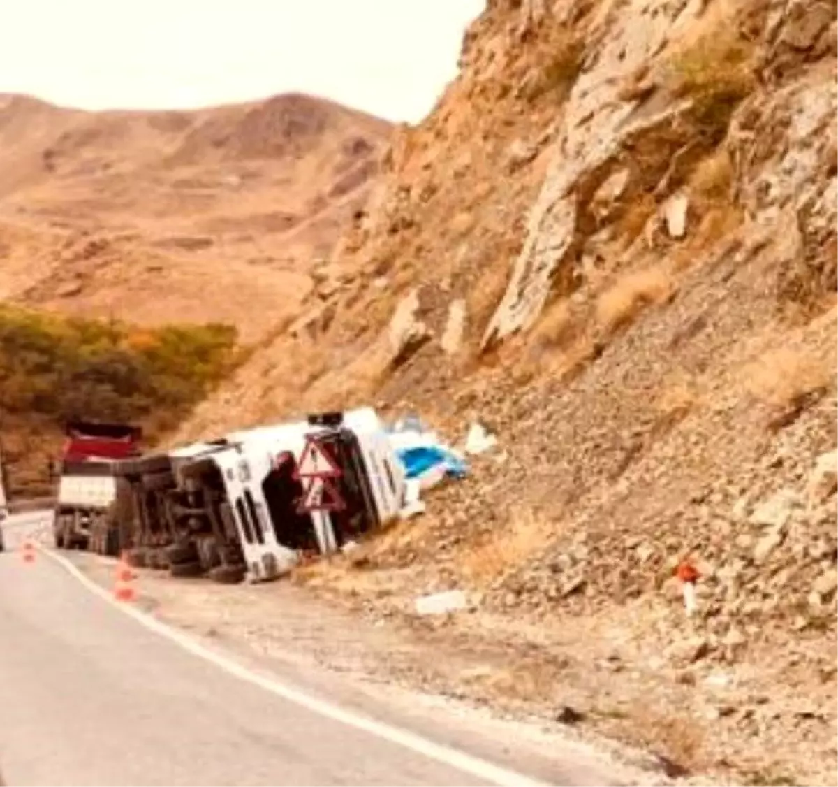 İnşaat malzemesi yüklü tır devrildi