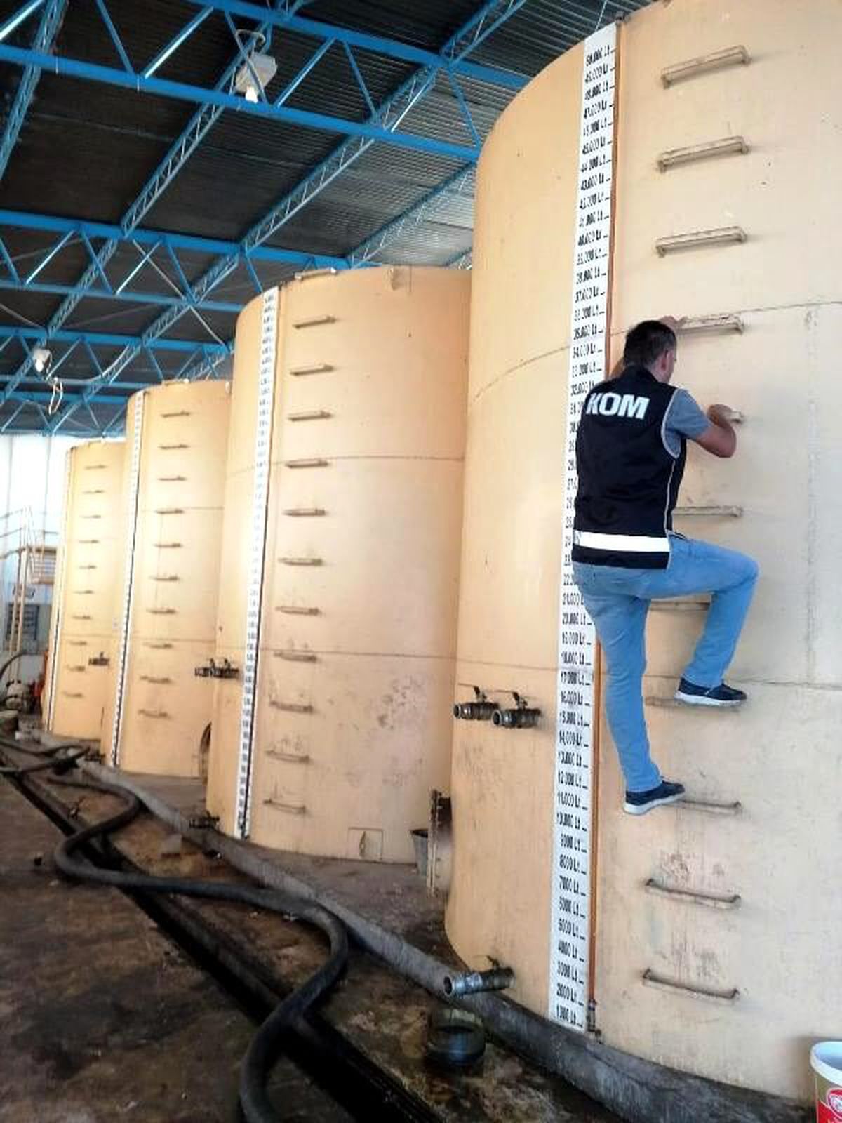 İzmir\'de kaçak akaryakıt operasyonu