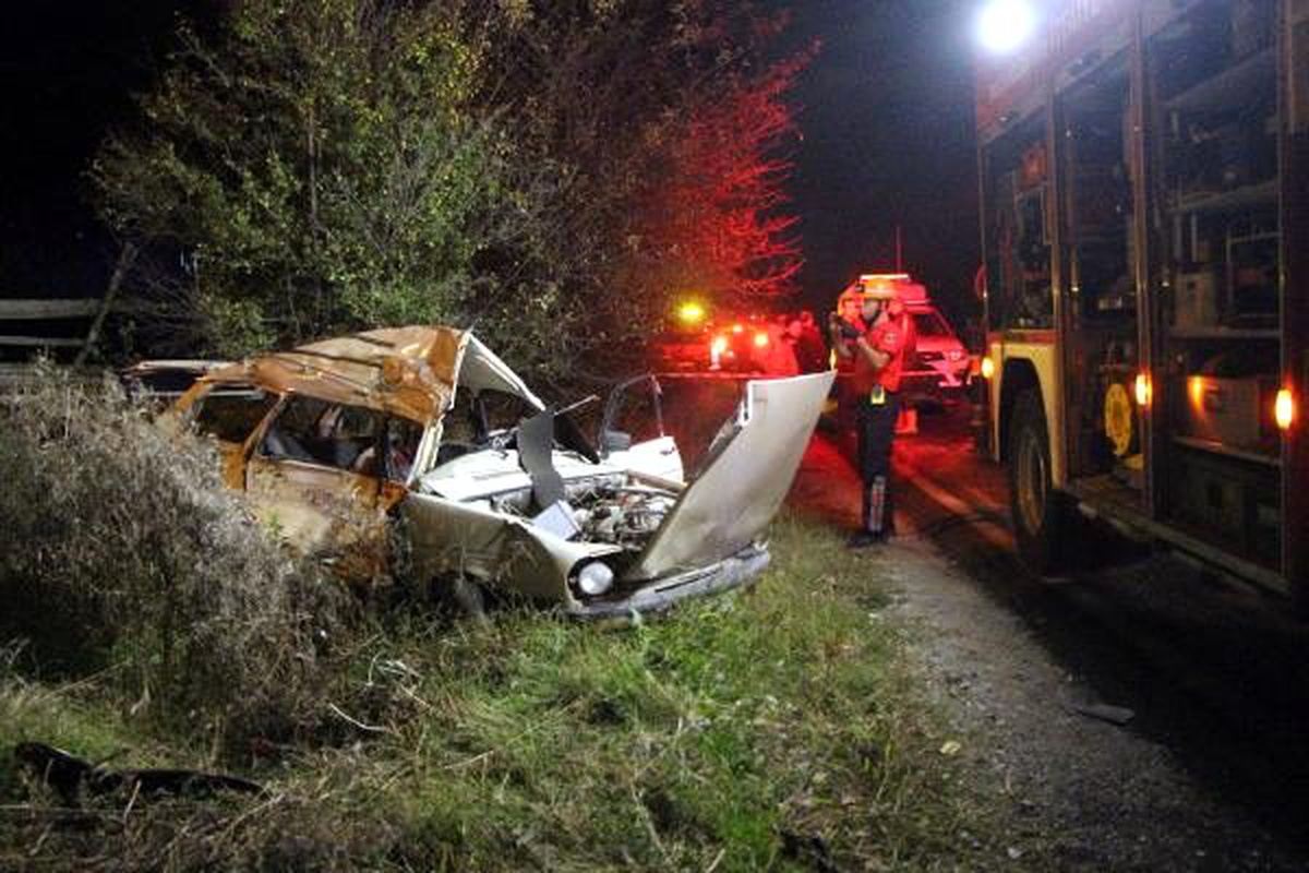 Kamyon ile çarpışan otomobildeki 3 kişi öldü