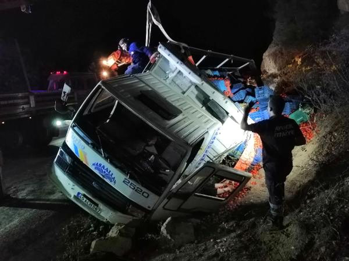 Kamyonun altında kalan sürücü güçlükle çıkarıldı
