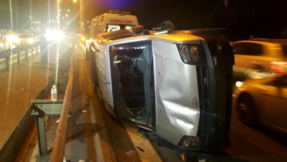 Kaza yapan araçlar TEM\'de uzun araç trafiği oluşturdu