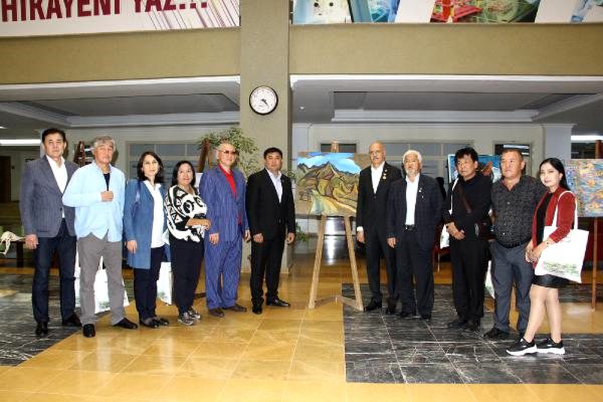Kazak sanatçıların eserleri üniversite kampüsünde sergileniyor
