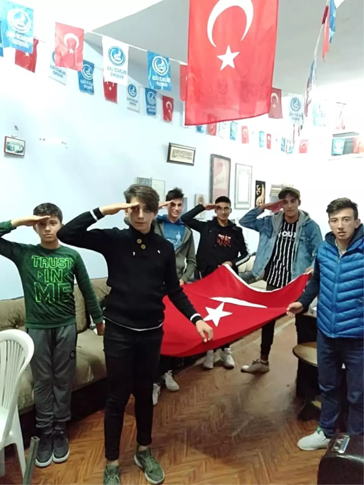 Kırka\'daki ülkücü gençlerden asker abilerine selam