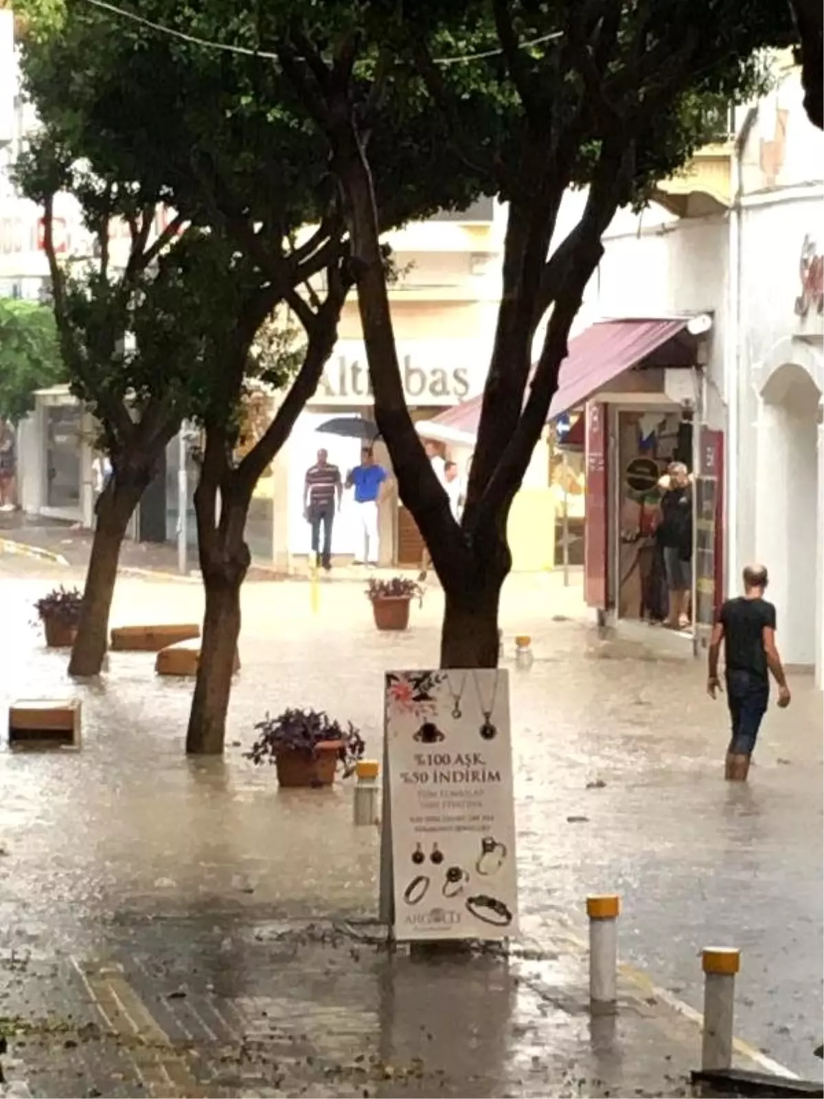 KKTC\'de yoğun yağış su baskınlarına neden oldu