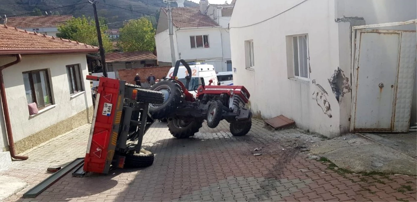 Kontrolden çıkan traktör devrildi; 2 yaralı