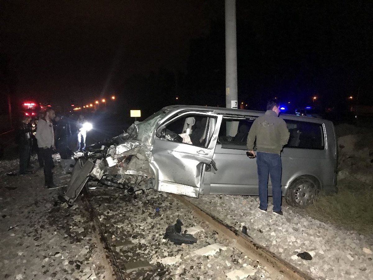 Kütahya\'da raybüsün çarptığı minibüsün sürücüsü ağır yaralandı