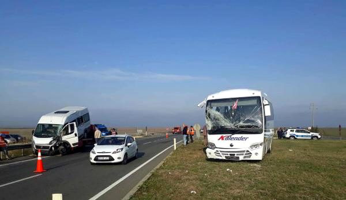 Lüleburgaz\'da işçi servisleri çarpıştı: 17 yaralı