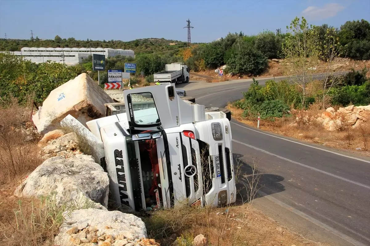 Mersin\'de blok mermer taşıyan tır devrildi