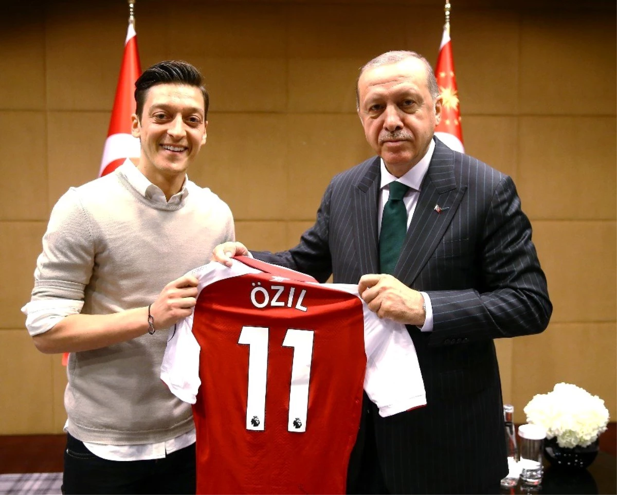 Mesut Özil: "Kiminle fotoğraf çektireceğime karar vermekte özgürüm"