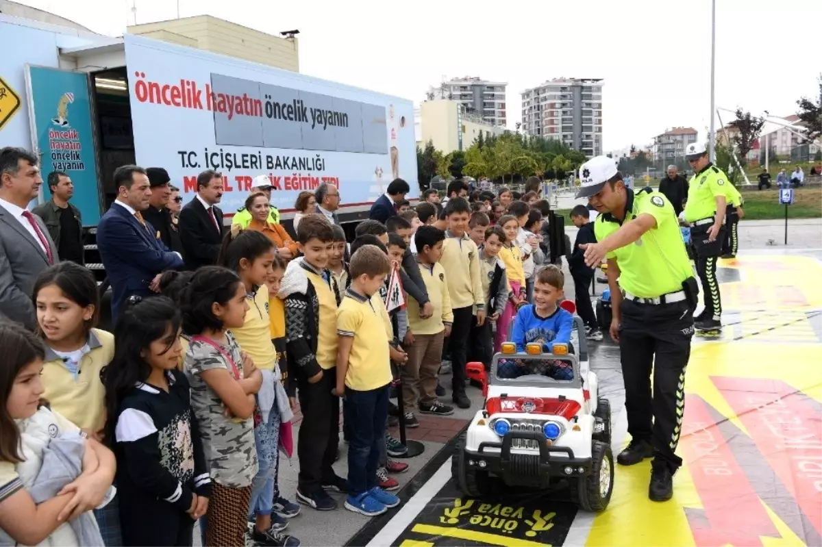 \'Mobil Eğitim Tırı\'nın sıradaki durağı Uşak oldu