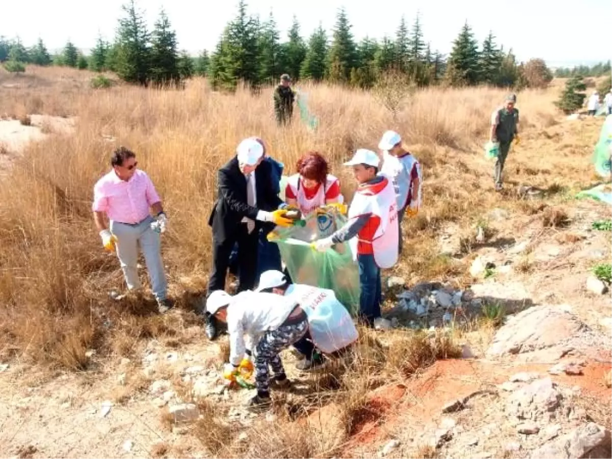 Öğrenciler 1 saatte 20 çuval çöp topladı