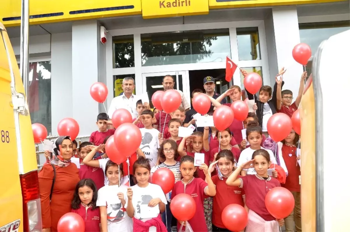 Öğrencilerden Mehmetçiğe fıstıklı lokumlu mektup