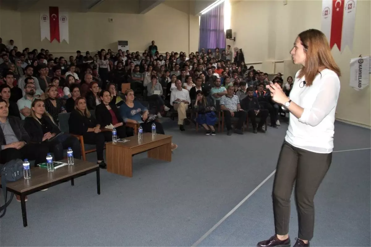 Öğrencilere, "Kediler ve Köpekler Hakkında Doğru Bildiğimiz Yanlışlar" konferansı