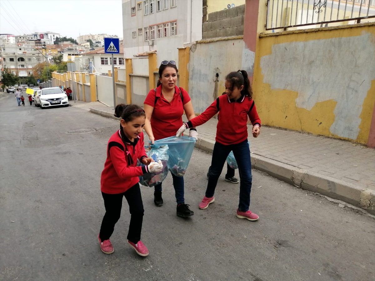 Öğretmen ve öğrenciler çevre temizliği yaptı