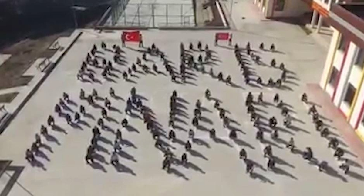 Okul bahçesine vücutlarıyla \'Barış Pınarı\' yazdılar