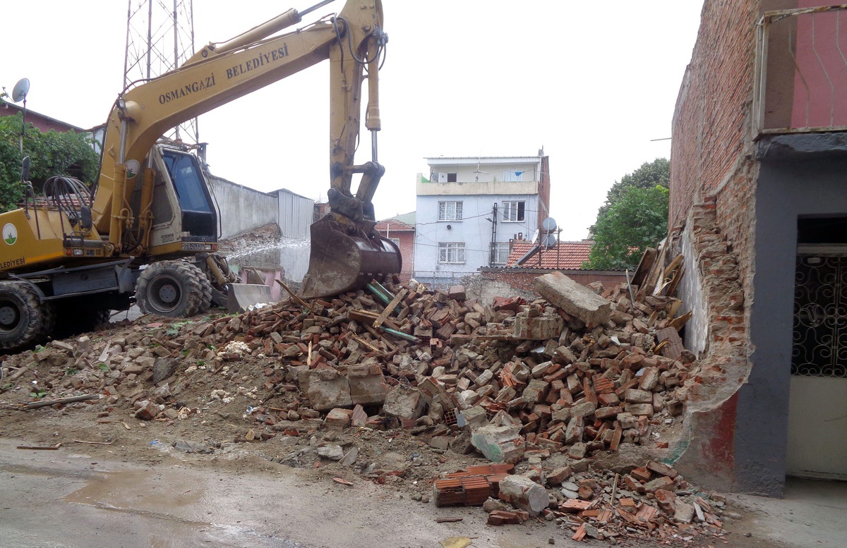 Osmangazi Belediyesi 85 Metruk Binayı Yıktı