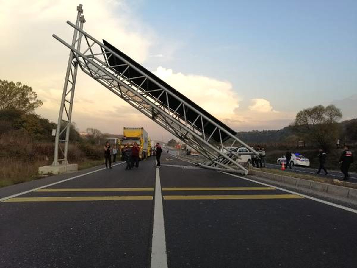 Otomobil ışıklı tabelaya çarptı, D-100 trafiği aksadı