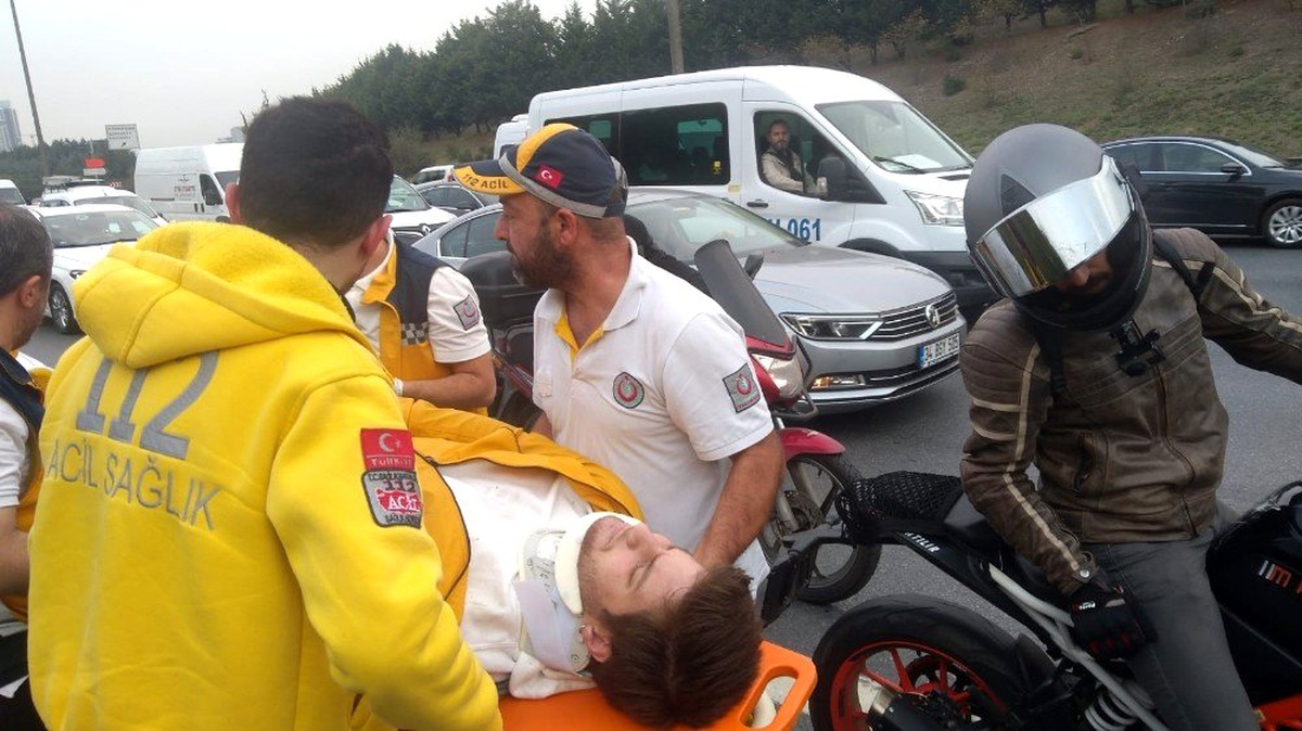 (Özel) Emniyet şeridindeki otomobile motosiklet çarptı: 1 yaralı