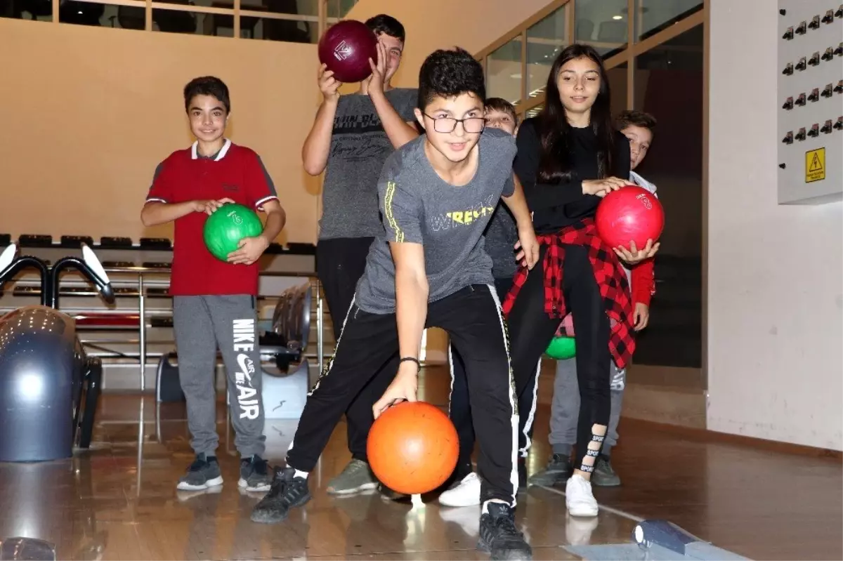 (Özel haber) Hayalleri gerçek oldu, hayatlarında ilk defa bowling oynadılar